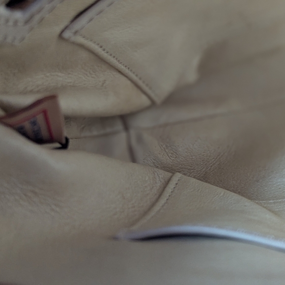 Dooney BourkeElegant Cream Leather Shoulder Bag - Picture 5 of 6